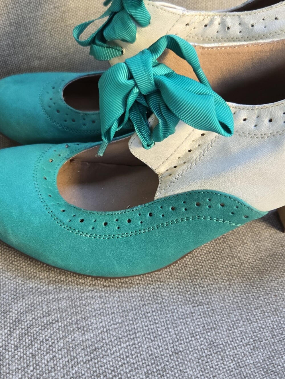 Chelsea Crew Two-Tone Teal and White Heeled Oxford Pumps - Picture 7 of 13